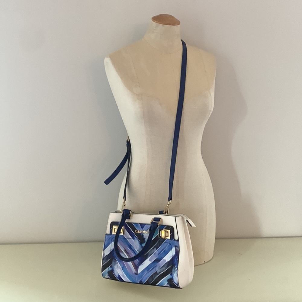 CALVIN KLEIN Crossbody satchel - White w/ blue Chevron  pattern & gold details. - Picture 8 of 16
